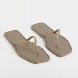 H&M Womens Tan Plastic Square Toe Flip-flops Size 10